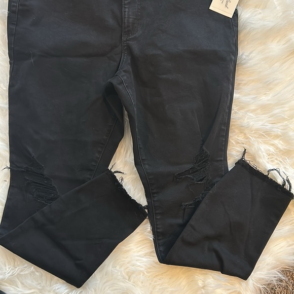 ⭐️NWT Women's Distressed Jeans - Picture 3 of 7